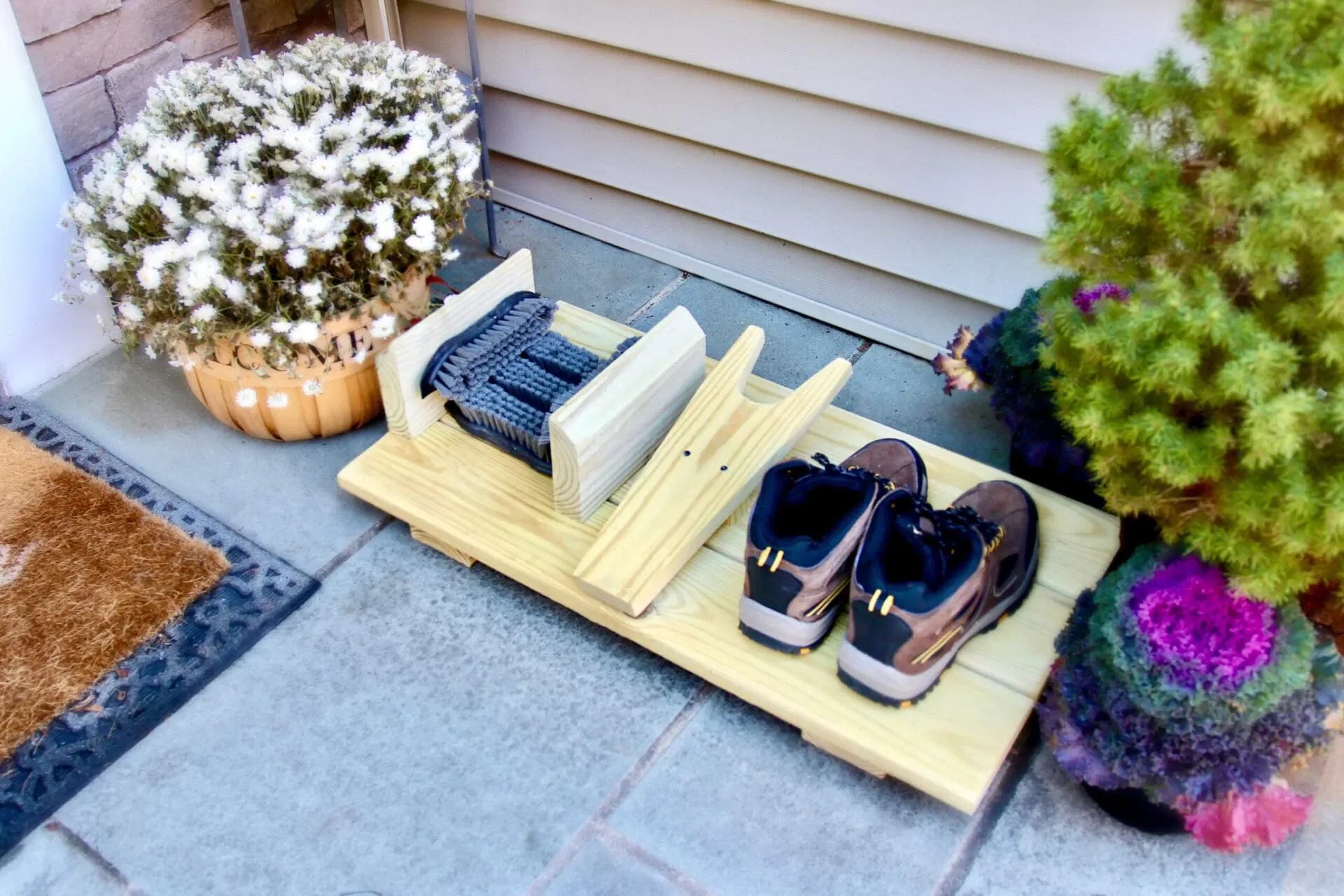 Rainy Day Outdoor Entry Ideas for Cleaner Shoes and Packages
